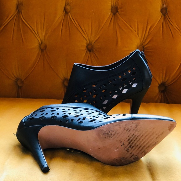 Saks fifth Ave Black Stilettos - Picture 4 of 10